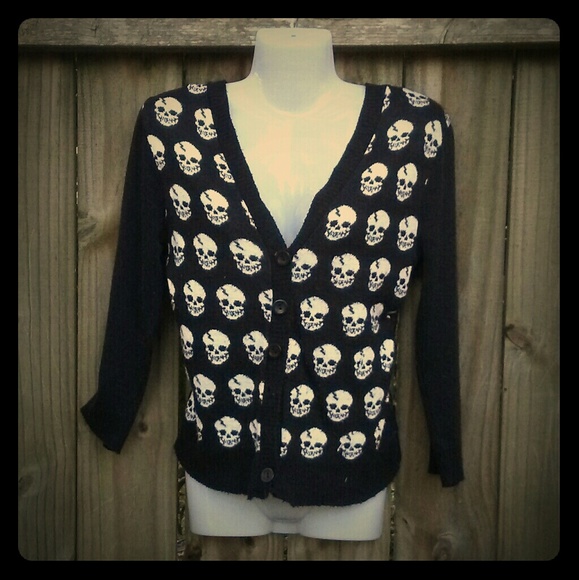 ♦SOLD♦💀HOT TOPIC Gothic Skulls Sweater Cardigan - Picture 6 of 6